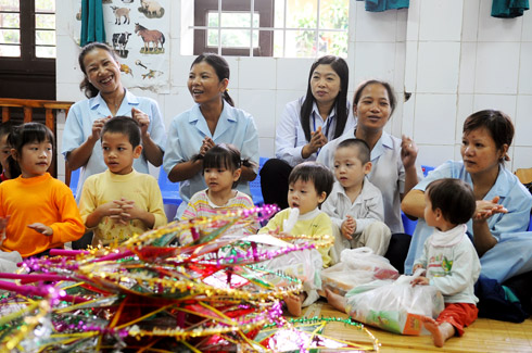 Các MC Hà Nội vui trung thu cùng trẻ HIV
